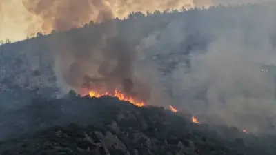 Antalya'daki Orman Yangınına İkinci Gün Müdahale: Zorlu Arazi Şartları Ekipleri Zorluyor