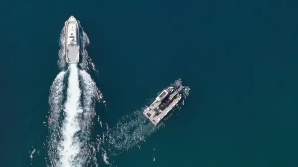 Antalya kıyılarında deniz yüzeyinden atık toplayan deniz süpürgesi.