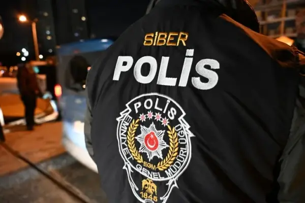 Polis ekiplerinin yasa dışı bahis operasyonunda bir adrese baskın yaparken çekilmiş fotoğrafları.