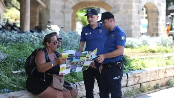 Antalya'da turistlere yardım eden turizm polisi memuru