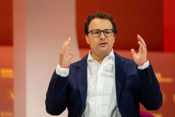Anthropic CEO'su Dario Amodei yapay zeka modelleri hakkında konuşurken