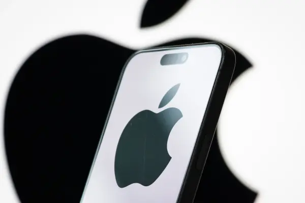 Apple logosu ve yapay zeka sembollerinin birleşimi