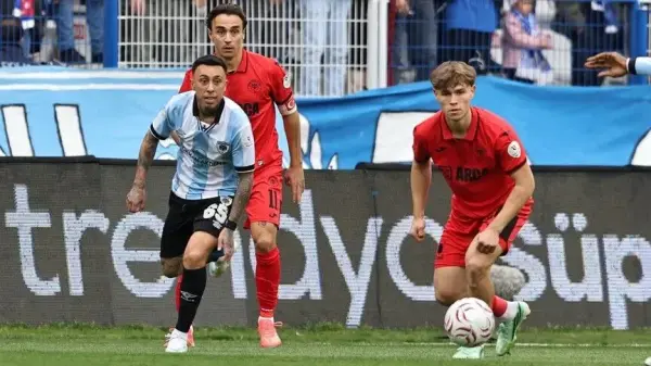 Arca Çorum FK oyuncuları Erzurumspor FK maçında gol sevinci yaşıyor.