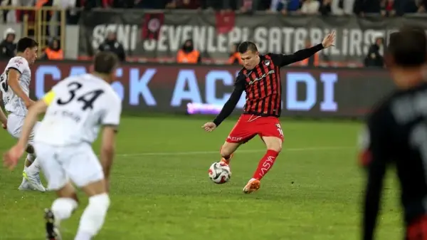 Arca Çorum FK oyuncuları galibiyeti kutluyor