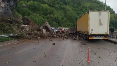 Arhavi-Hopa-Sarp Devlet Yolu Heyelan Nedeniyle Ulaşıma Kapandı