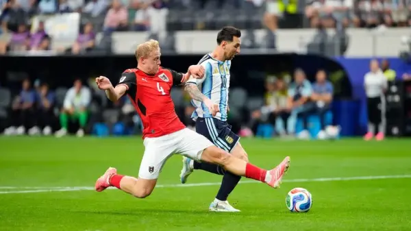 Arjantin ve Avusturya arasındaki futbol maçından bir an, Messi gol sevinci yaşıyor.