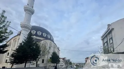 Arnavutköy'de Rüzgar Paniği: Sallanan Minare Nedeniyle İki Bina Boşaltıldı