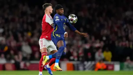Arsenal oyuncusu Bukayo Saka gol sevincini yaşarken