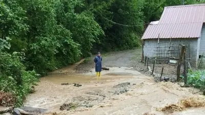 Artvin'de Şiddetli Sağanak Hayatı Felç Etti: Taşkınlar ve Heyelanlar Yolları Kapattı, Araziler Zarar Gördü