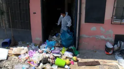 Ataşehir'de 'Çöp Ev' Paniği: 5 Kamyon Atık Ortaya Çıktı, Mahalle Sakinleri Nefes Alamıyor