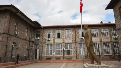 İzmir Kız Lisesi'nin tarihi binası ve önündeki öğrenciler
