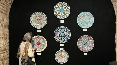 Türk ve İslam Eserleri Müzesi'nde açılan "Ateşin Renkleri" çini sergisinden bir görünüm.