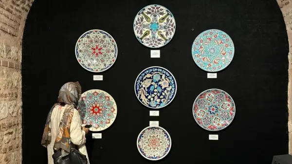 Türk ve İslam Eserleri Müzesi'nde açılan "Ateşin Renkleri" çini sergisinden bir görünüm.
