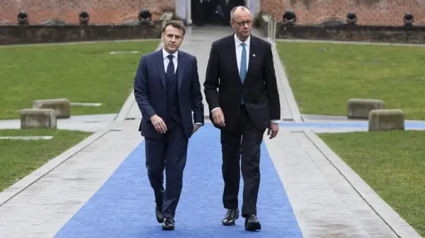 Almanya Başbakanı Friedrich Merz ve Fransa Cumhurbaşkanı Emmanuel Macron'un resmi bir toplantıda çekilmiş fotoğrafı.