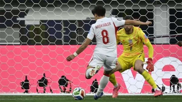 Türkiye A Milli Futbol Takımı oyuncuları, ABD karşısında attıkları gol sonrası sevinç yaşıyor.
