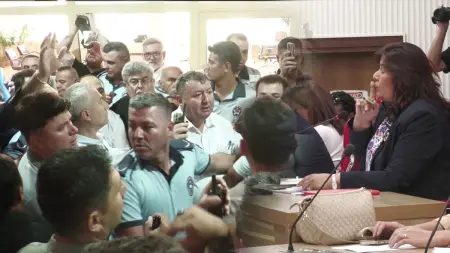 Aydın Belediye Meclisi'nde Başkan Anıl Yetişkin ve zabıta arasındaki mikrofon tartışması.