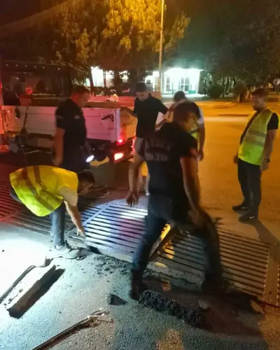 Aydın'da Mazgalda 3 Gün Mahsur Kalan Kedi, Ekiplerin 2 Saatlik Çalışmasıyla Kurtarıldı
