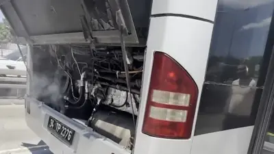 Bahçelievler Metrobüs Hattında Motor Kısmında Yangın Çıkan Araç Tahliye Edildi