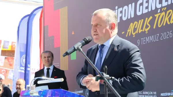 Gençlik ve Spor Bakanı Osman Aşkın Bak, yeni açılan bir gençlik merkezinde gençlerle sohbet ederken.