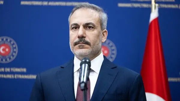 Dışişleri Bakanı Hakan Fidan telefon görüşmesi yaparken