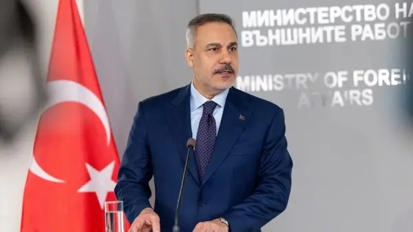 Dışişleri Bakanı Hakan Fidan ve Bulgaristan Başbakanı Rumen Radev tokalaşırken