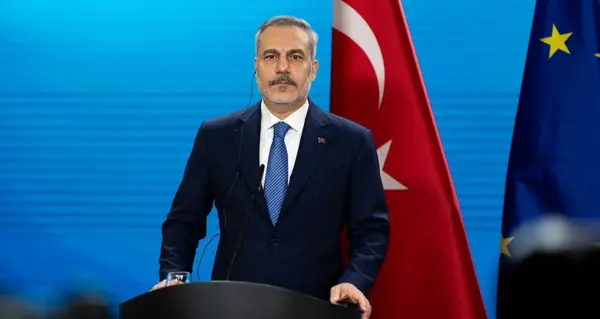 Dışişleri Bakanı Hakan Fidan ve İranlı mevkidaşı arasındaki diplomatik görüşmeyi temsil eden görsel.