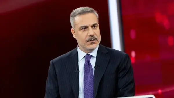 Dışişleri Bakanı Hakan Fidan, uluslararası bir zirvede konuşma yaparken.