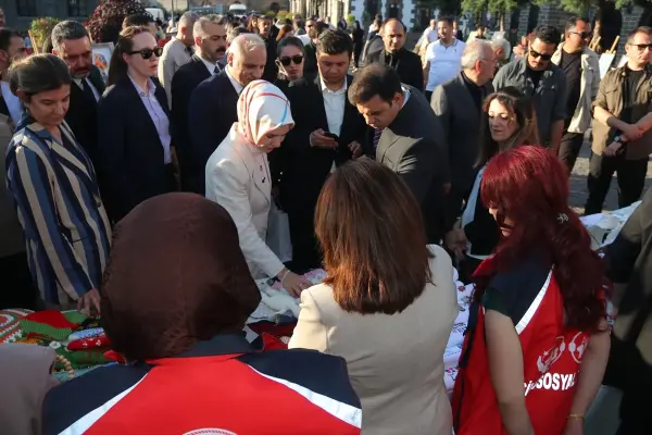 Aile ve Sosyal Hizmetler Bakanı Mahinur Özdemir Göktaş, Diyarbakır'daki Aile Şenliği'nde konuşma yaparken