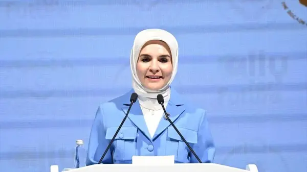 Genç Müslüman kadınlar liderlik programına katılıyor, Bakan Göktaş konuşma yapıyor.