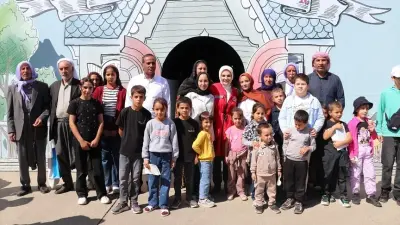 Aile ve Sosyal Hizmetler Bakanı Mahinur Özdemir Göktaş, TEKNOFEST Güneydoğu'da çocuklarla teknoloji standında.