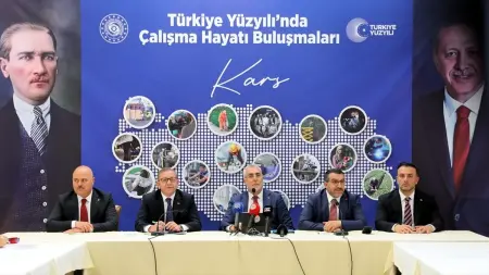 Çalışma ve Sosyal Güvenlik Bakanı Vedat Işıkhan, iş insanlarıyla toplantıda konuşurken