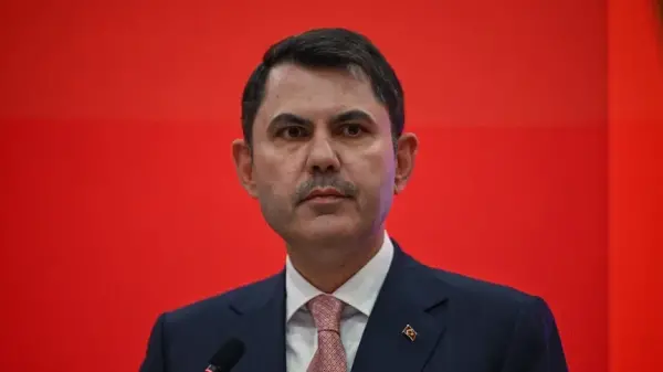 Bakan Murat Kurum Hatay'da esnaf ziyareti sırasında vatandaşlarla sohbet ederken