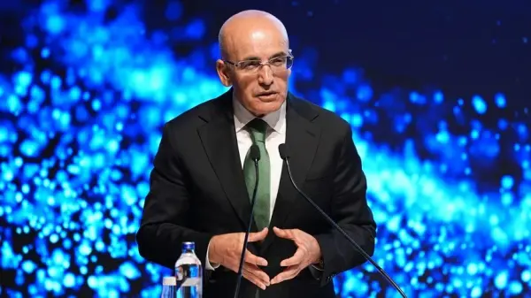 Hazine ve Maliye Bakanı Mehmet Şimşek, Londra'daki Net Sıfır Emisyon Zirvesi'nde konuşma yaparken.