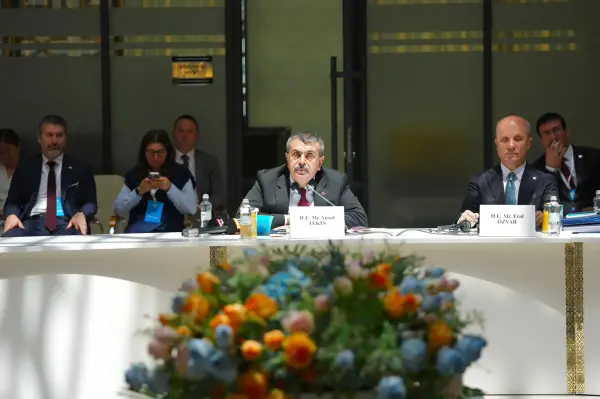 Bakan Tekin'in Türkistan'daki Türk Akademisi 8. Bilim Konseyi Toplantısı'na katılımını gösteren görsel
