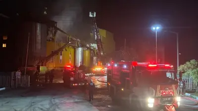 Bandırma'daki yağ fabrikasında çıkan yangın söndürme çalışmaları
