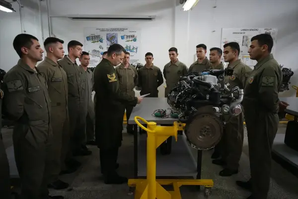 Balıkesir Kara Astsubay Meslek Yüksekokulu'nda eğitim gören askeri öğrenciler