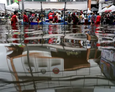 Bangkok'ta sel suları altında kalan sokaklar