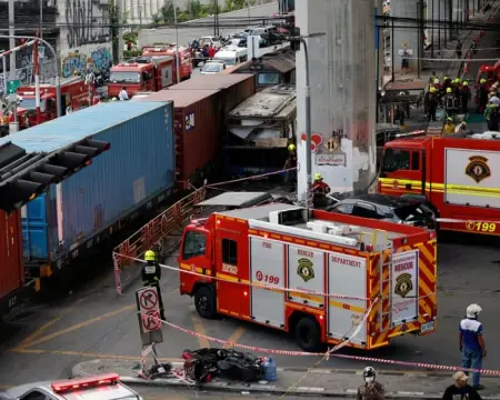 Bangkok'ta tren kazası sonrası alevler içinde kalan otobüs