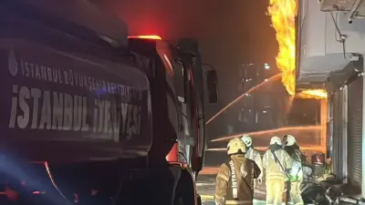 Başakşehir'deki Kolonya İmalathanesinde Yangın: Bir İtfaiye Eri Yaralandı, Müdahale Sürüyor