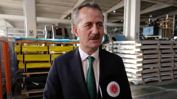 Cumhurbaşkanlığı Savunma Sanayii Başkanı Haluk Görgün, Denizli'de bir savunma sanayii tesisini ziyaret ederken.