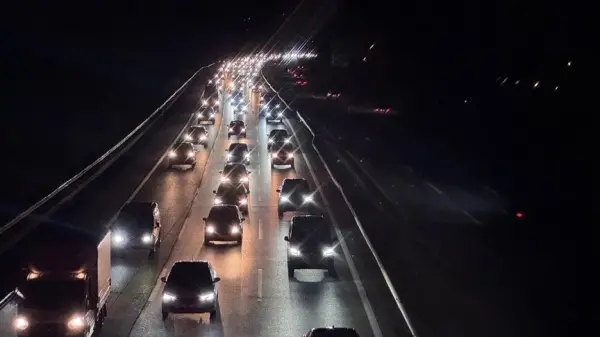Anadolu Otoyolu üzerinde gece saatlerinde yoğun trafik akışı