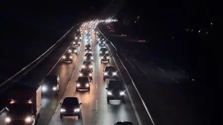 Anadolu Otoyolu üzerinde gece saatlerinde yoğun trafik akışı