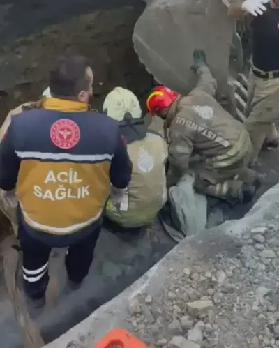 Bayrampaşa'da yol çökmesi sonucu hayatını kaybeden İSKİ personeli Ali Demirci'nin bulunduğu kaza yeri.