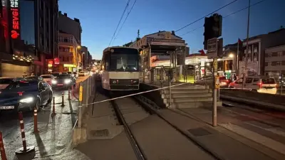 Bayrampaşa'da Trafo Patlaması Tramvayı Durdurdu, Yolcular Raylarda Yürümek Zorunda Kaldı