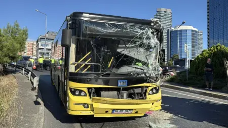Beşiktaş'ta kaza yapan İETT otobüsü ve iş makinesi.