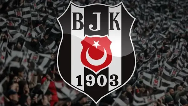Beşiktaş Kulübü yetkilisi UEFA anlaşması belgesini tutuyor