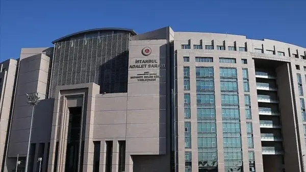 İstanbul Cumhuriyet Başsavcılığı binası önünde polis aracı