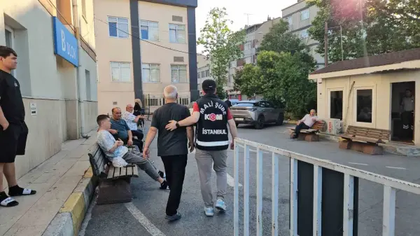 Polis ekiplerinin Beylikdüzü Belediyesi'nde operasyon düzenlediği anı gösteren foto muhabirliği tarzında çekilmiş gerçekçi fotoğraf.