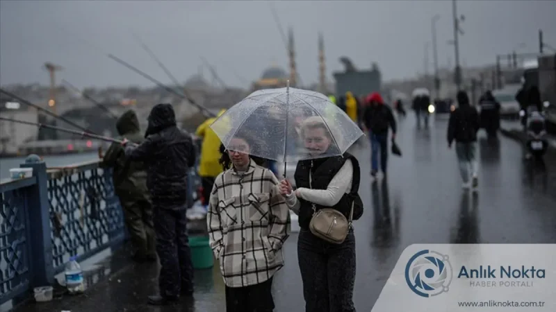 Türkiye haritası üzerinde sarı kodlu uyarı bölgeleri ve yağmur bulutları