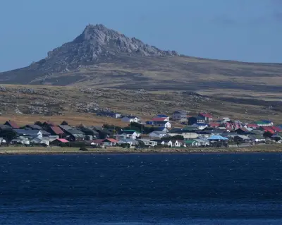 Falkland Adaları'nın başkenti Port Stanley ve arka planda Tumbledown Dağı